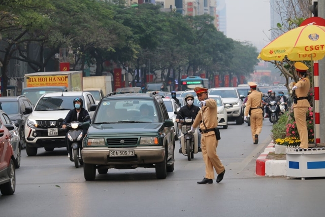 CSGT Hà Nội phân luồng giao thông, phát khẩu trang cho người dân - Ảnh minh hoạ 6