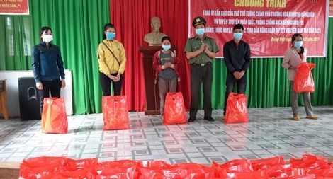 Trao tặng gạo của Phó Thủ tướng Trương Hòa Bình tặng người dân vùng biên giới