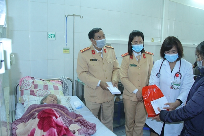 CSGT Lào Cai trao 80 phần quà cho bệnh nhân có hoàn cảnh khó khăn