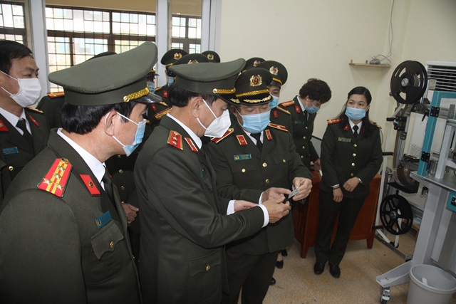 Thứ trưởng Trần Quốc Tỏ kiểm tra công tác một số đơn vị của Viện KH&CN