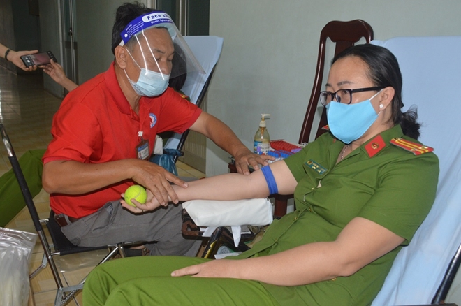 Giám đốc Công an tỉnh Sóc Trăng cùng CBCS tích cực hiến máu - Ảnh minh hoạ 3