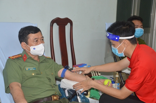 Giám đốc Công an tỉnh Sóc Trăng cùng CBCS tích cực hiến máu