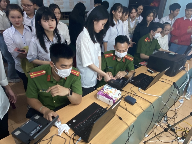 Công an huyện Đắk Mil tăng ca cấp CCCD cho học sinh vào ban đêm