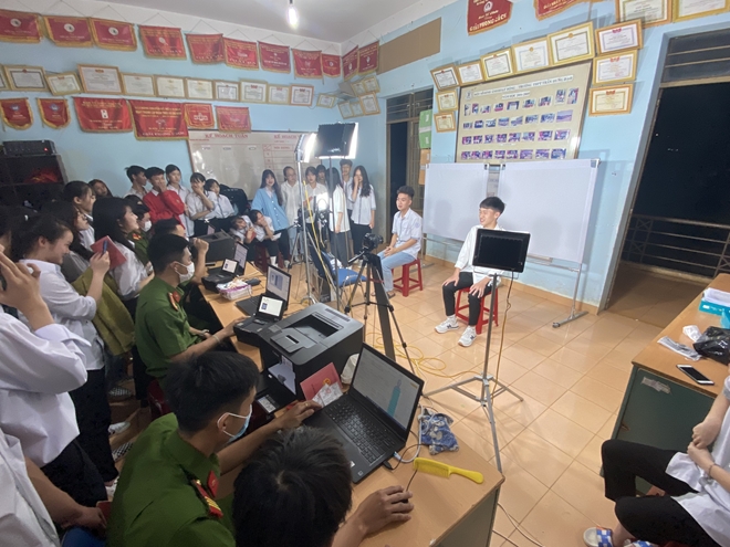 Công an huyện Đắk Mil tăng ca cấp CCCD cho học sinh vào ban đêm - Ảnh minh hoạ 2