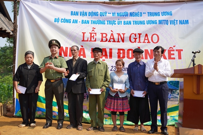 Trao 10 nhà đại đoàn kết cho hộ nghèo tại huyện Mai Châu