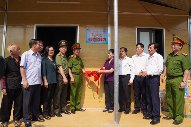 Trao 10 nhà đại đoàn kết cho hộ nghèo tại huyện Mai Châu - Ảnh minh hoạ 2