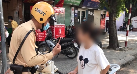 CSGT Hà Nội xử phạt nhiều trường hợp không đeo khẩu trang