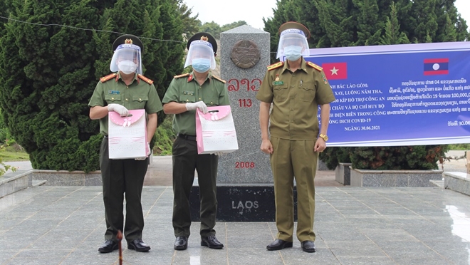 Lào giúp Công an tỉnh Điện Biên kinh phí phòng chống dịch COVID-19