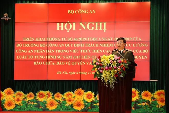 Trung tướng Nguyễn Ngọc Anh trình bày những nội dung cơ bản của Thông tư số 46/2019/TT-BCA