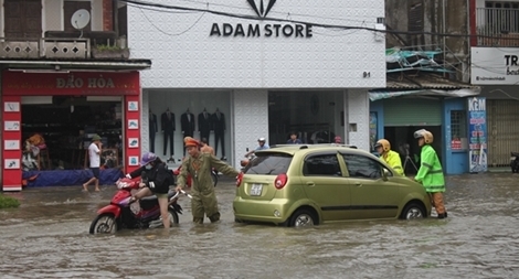 Lực lượng Công an giúp người dân miền Trung trong mưa lũ