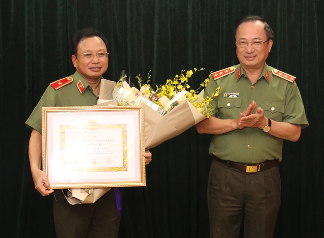 Thiếu tướng Mai Văn Hà nhận huy hiệu 30 năm tuổi Đảng