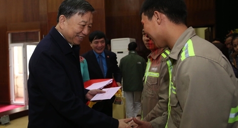 Bộ trưởng Tô Lâm tặng quà Tết cho công nhân lao động