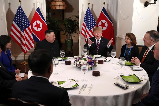 Hai nhà lãnh đạo Mỹ-Triều Tiên ăn tối cùng nhau. Ảnh: Reuters