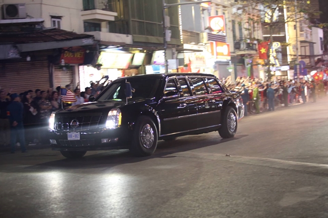 Xe chở Tổng thống Donald Trump rời khách sạn Metropole, đi qua đường giao Hàng Gai, Hàng Đào và Cầu Gỗ 