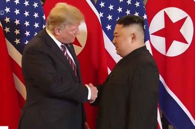 Tổng thống Donald Trump và Chủ tịch Kim Jong-un bắt tay nhau tại khách sạn Metropole.