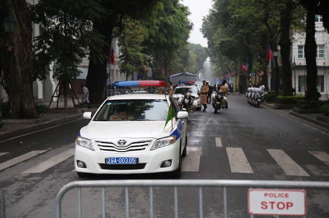 Đoàn xe CSGT Hà Nội túc trực tại đường Lý Thái Tổ.