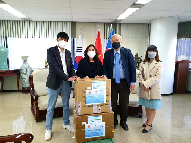 Tặng khẩu trang cho cộng đồng người Việt Nam tại Hàn Quốc
