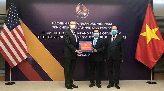 Đại sứ Mỹ tại Việt Nam Kritenbrink nhận 200.000 chiếc khẩu trang từ Thứ trưởng Bộ Ngoại giao Bùi Thanh Sơn trao tặng thay mặt cho Chính phủ và Nhân dân Việt Nam.