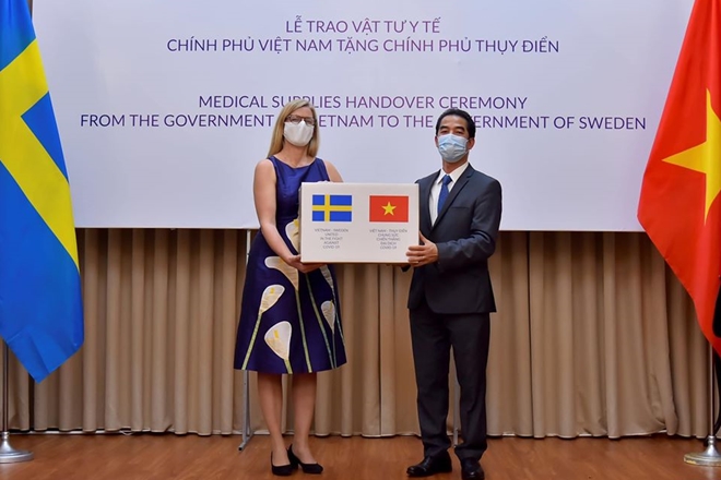 Thứ trưởng Ngoại giao Tô Anh Dũng trao tặng Đại sứ Ann Mawe món quà Việt Nam gửi đến người dân Thuỵ Điển hôm 17/4.