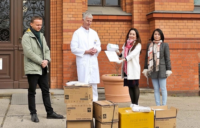 Cộng đồng người Việt tại Đức trao tặng hàng nghìn chiếc khẩu trang, găng tay và nước khử trùng cho Bệnh viện Königin Elisabeth Herzberge ở Berlin, Đức. (Ảnh: TTXVN)