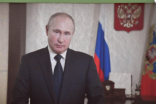 Tổng thống Nga Vladimir Putin đọc thông điệp qua video. ảnh: Báo QĐND.