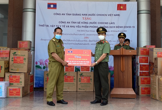 Tặng trang thiết bị phòng, chống dịch cho Công an tỉnh Sê Kông