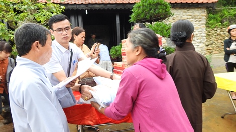 Người dân TP Ninh Bình chia sẻ khó khăn với đồng bào Quảng Trị bị lũ lụt