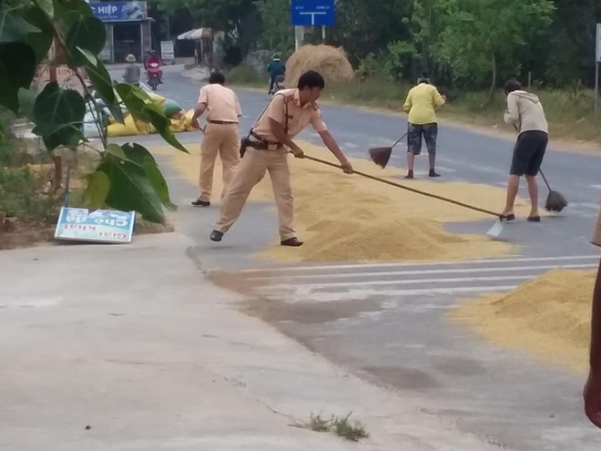 CSGT giúp dân gom lúa tránh mưa được ngợi khen