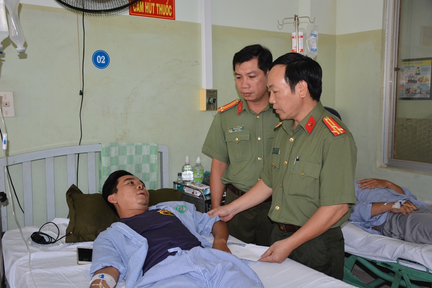 Báo CAND hỗ trợ CBCS Công an Bình Thuận bị thương khi làm nhiệm vụ