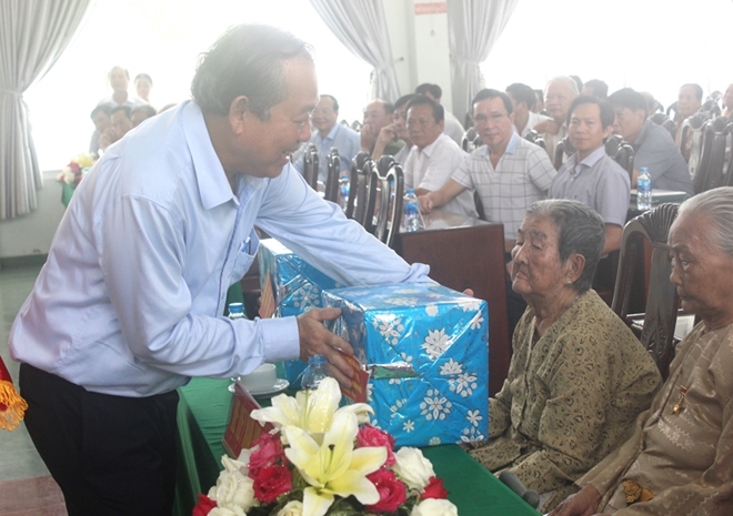 Phó Thủ tướng Thường trực Trương Hòa Bình thăm Mẹ Việt Nam anh hùng và học sinh nghèo hiếu học - Ảnh minh hoạ 8