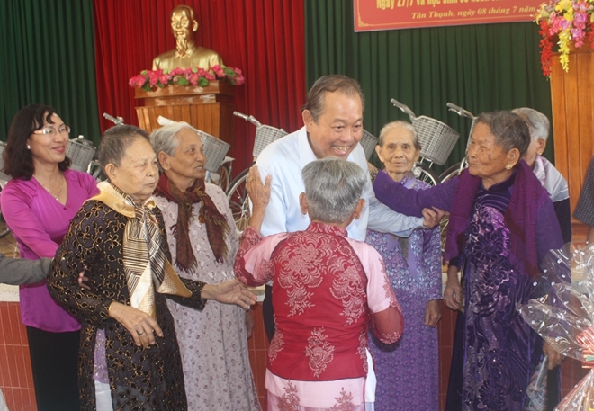Phó Thủ tướng Thường trực Trương Hòa Bình thăm Mẹ Việt Nam anh hùng và học sinh nghèo hiếu học