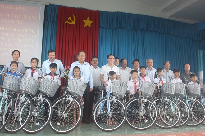 Phó Thủ tướng Thường trực Trương Hòa Bình thăm Mẹ Việt Nam anh hùng và học sinh nghèo hiếu học - Ảnh minh hoạ 10