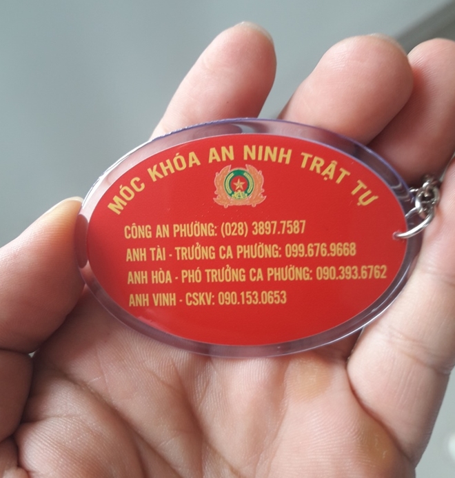 Công an phường Tam Phú, quận Thủ Đức trao móc khóa ANTT cho cư dân - Ảnh minh hoạ 2