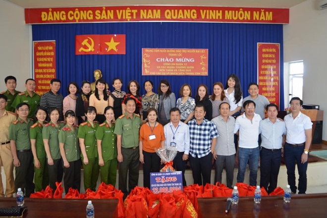Trao Tết tại Trung tâm Nuôi dưỡng bảo trợ người già và tàn tật Thạnh Lộc
