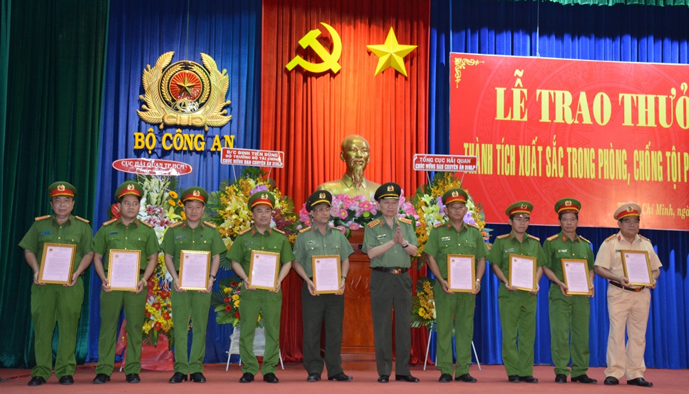 Khen thưởng các đơn vị xuất sắc phá chuyên án ma tuý xuyên quốc gia tại TP Hồ Chí Minh