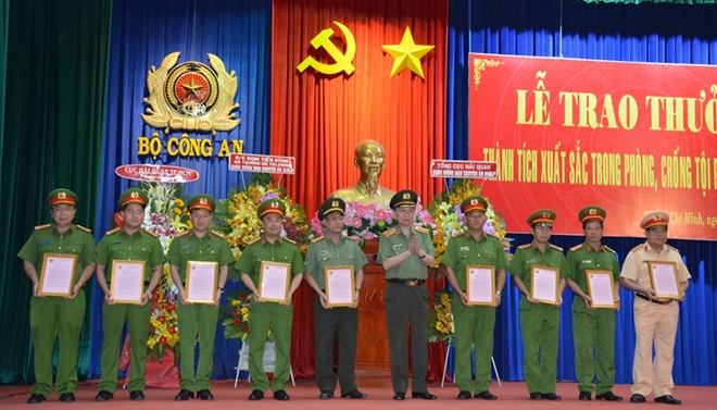 Khen thưởng các đơn vị xuất sắc phá chuyên án ma tuý xuyên quốc gia tại TP Hồ Chí Minh - Ảnh minh hoạ 6