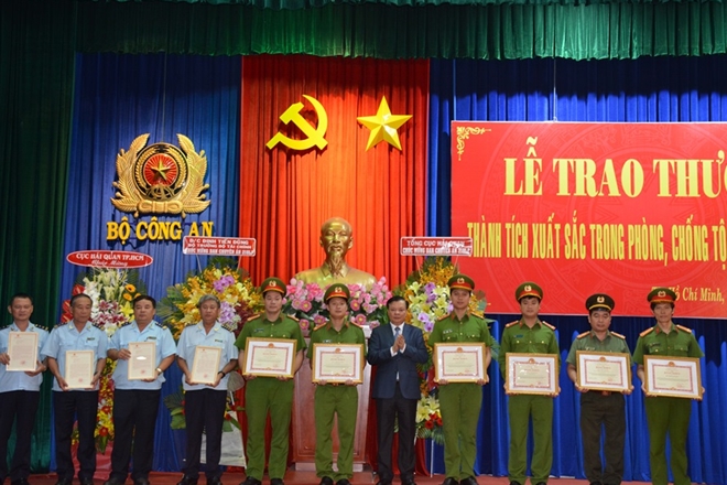 Khen thưởng các đơn vị xuất sắc phá chuyên án ma tuý xuyên quốc gia tại TP Hồ Chí Minh - Ảnh minh hoạ 8