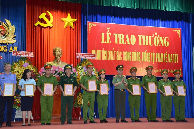 Khen thưởng các đơn vị xuất sắc phá chuyên án ma tuý xuyên quốc gia tại TP Hồ Chí Minh - Ảnh minh hoạ 7