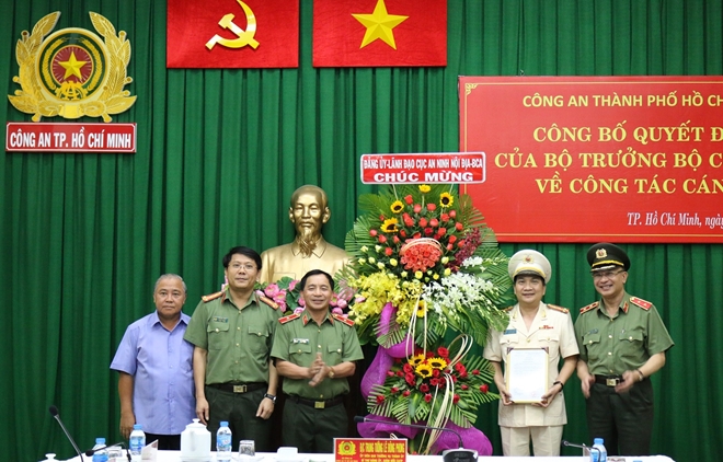Trao quyết định Phó Giám đốc Công an TP Hồ Chí Minh