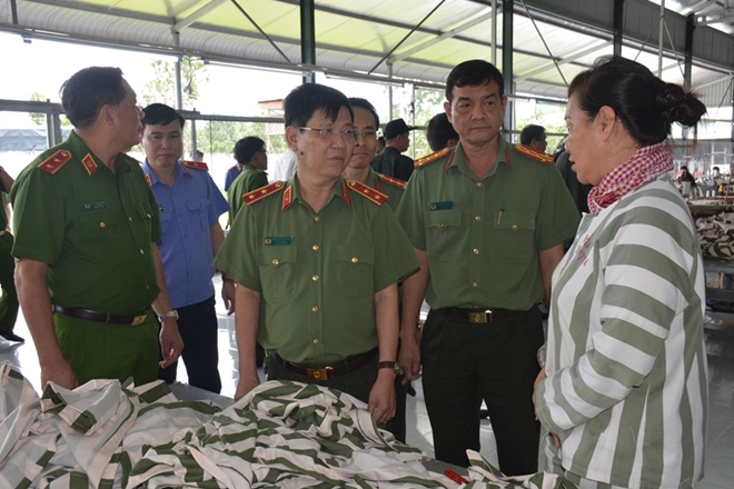 Thứ trưởng Nguyễn Văn Sơn dự lễ công bố Quyết định giảm án tại Trại giam Long Hòa - Ảnh minh hoạ 7