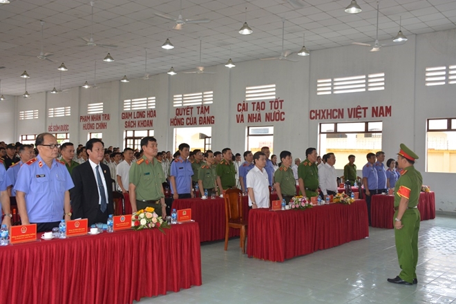 Thứ trưởng Nguyễn Văn Sơn dự lễ công bố Quyết định giảm án tại Trại giam Long Hòa