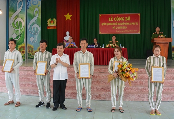 Thứ trưởng Nguyễn Văn Sơn dự lễ công bố Quyết định giảm án tại Trại giam Long Hòa - Ảnh minh hoạ 2