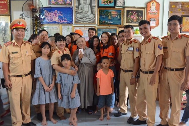Công an quận 12 đi thăm và tặng quà Mái ấm Minh Tâm - Ảnh minh hoạ 4