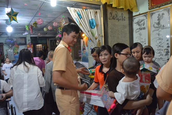 Công an quận 12 đi thăm và tặng quà Mái ấm Minh Tâm - Ảnh minh hoạ 2
