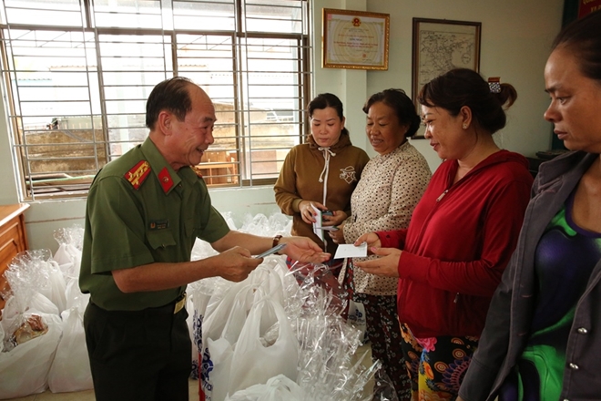 Phó Thủ tướng Thường trực Trương Hòa Bình trao quà Tết cho người nghèo - Ảnh minh hoạ 16