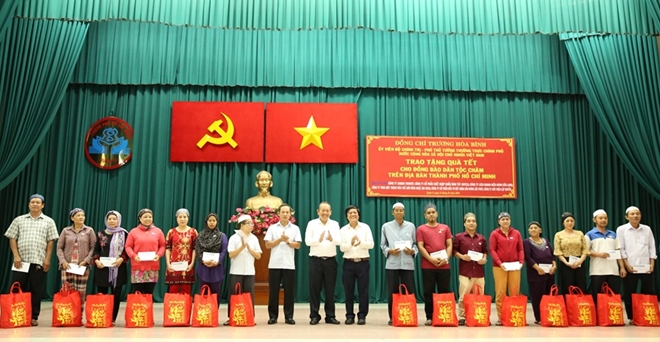 Phó Thủ tướng Thường trực Trương Hòa Bình trao quà Tết cho người nghèo - Ảnh minh hoạ 9