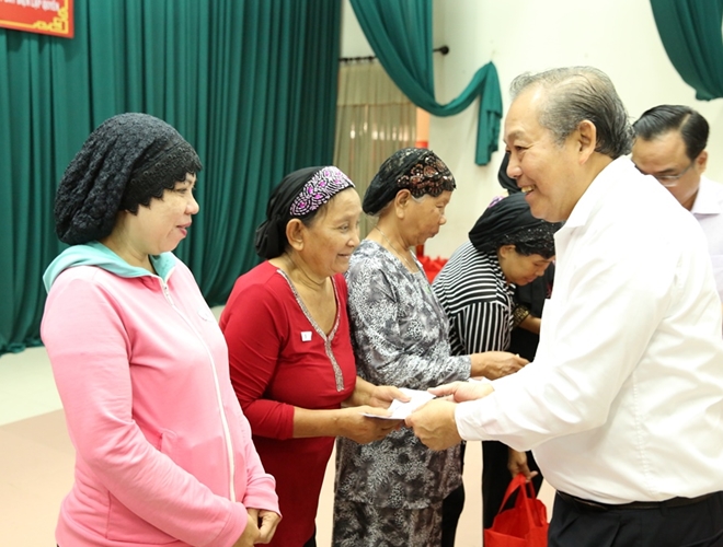 Phó Thủ tướng Thường trực Trương Hòa Bình trao quà Tết cho người nghèo - Ảnh minh hoạ 5