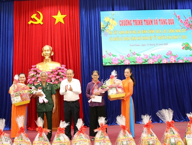 Phó Thủ tướng Thường trực Trương Hòa Bình trao quà Tết cho người nghèo
