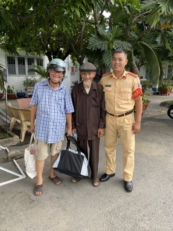 Cảnh sát giao thông giúp cụ già 93 tuổi tìm được người thân - Ảnh minh hoạ 2