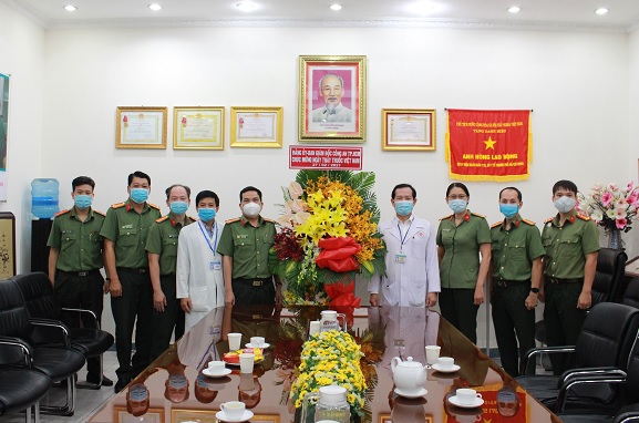 Công an TP Hồ Chí Minh thăm, chúc mừng các đơn vị Y tế